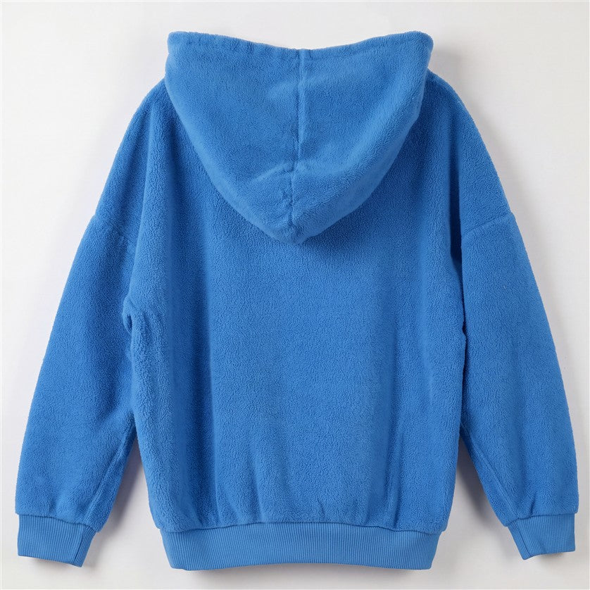 Achterzijde van de kobaltblauwe teddy hoodie met capuchon.