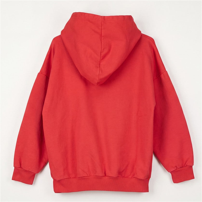 Achterzijde van de rode kinderhoodie zonder grote print.