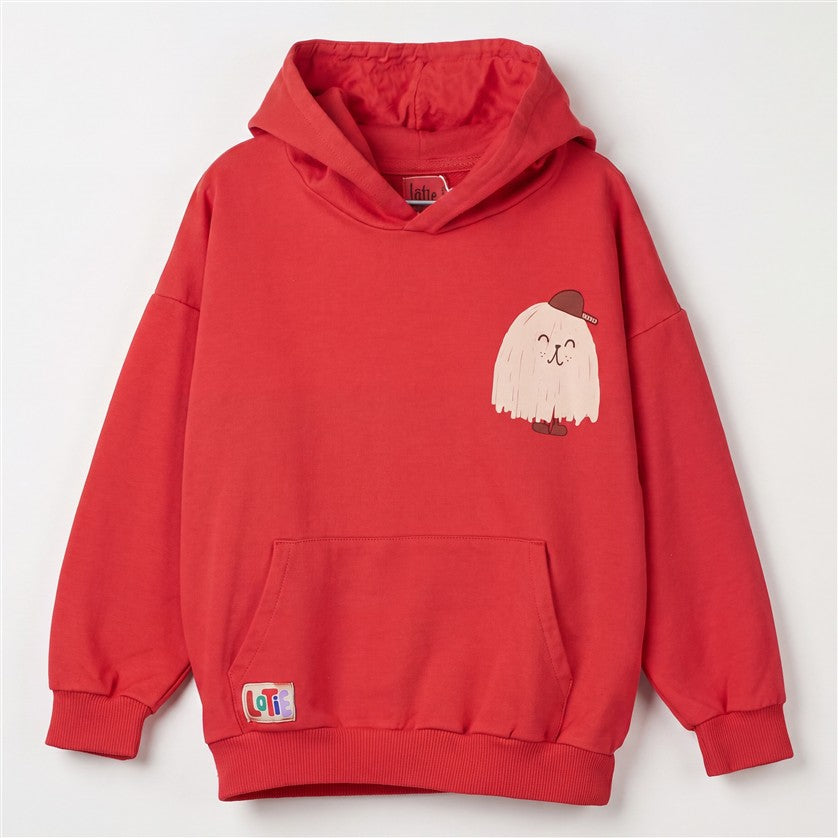 Rode kinderhoodie met klein monster op de voorkant.