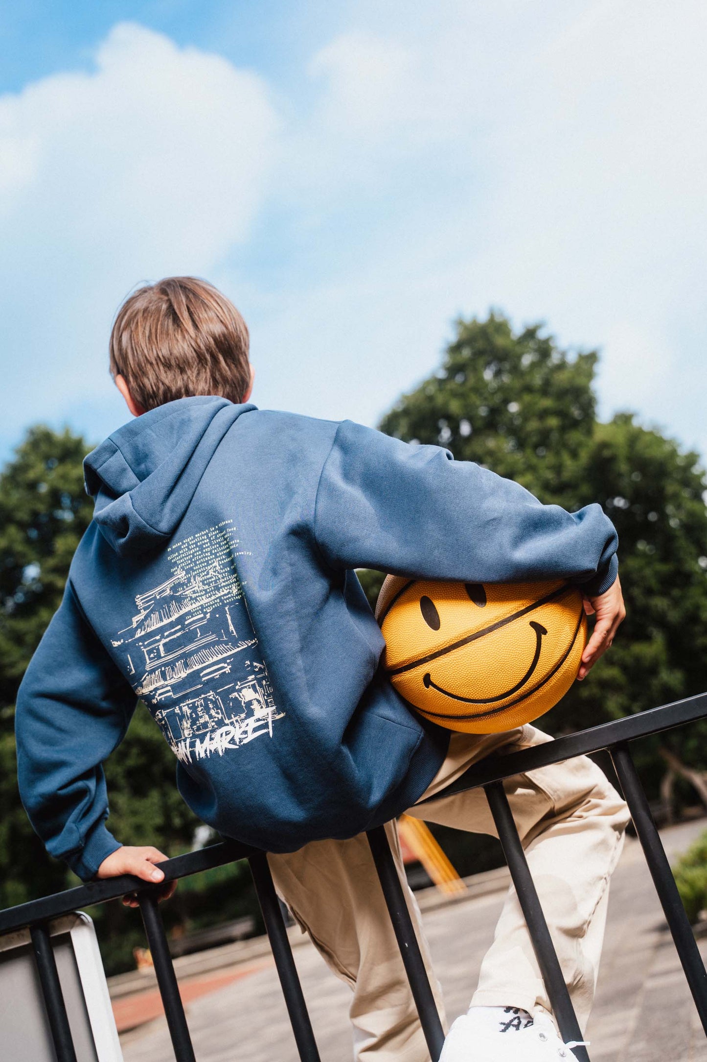 jongen draagt hoodie henrie dark blue achterzijde