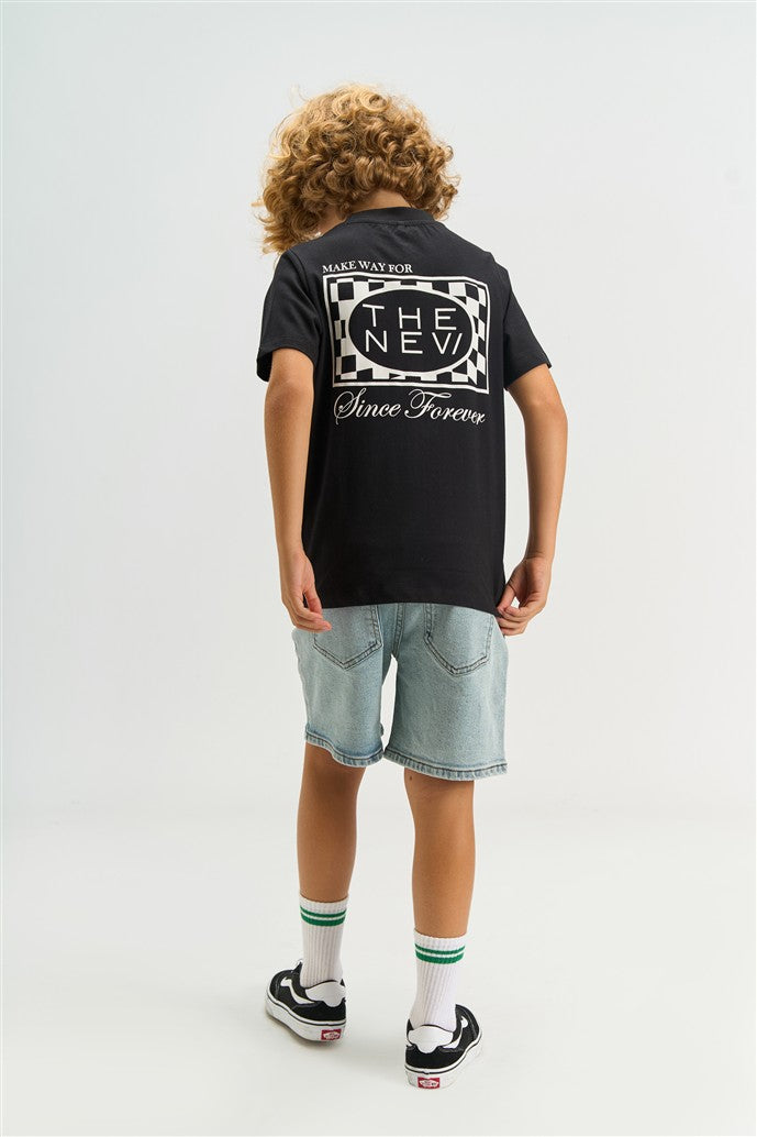 jongen draagt denim short josh van the new achterzijde