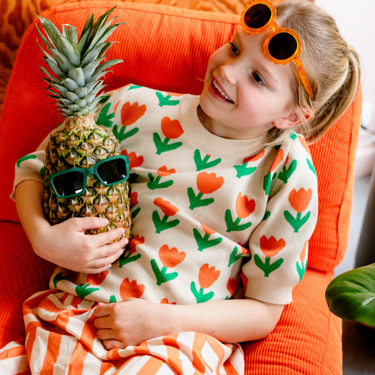 Meisje draagt gebreid topje met tulpenprint van Compañia Fantástica
