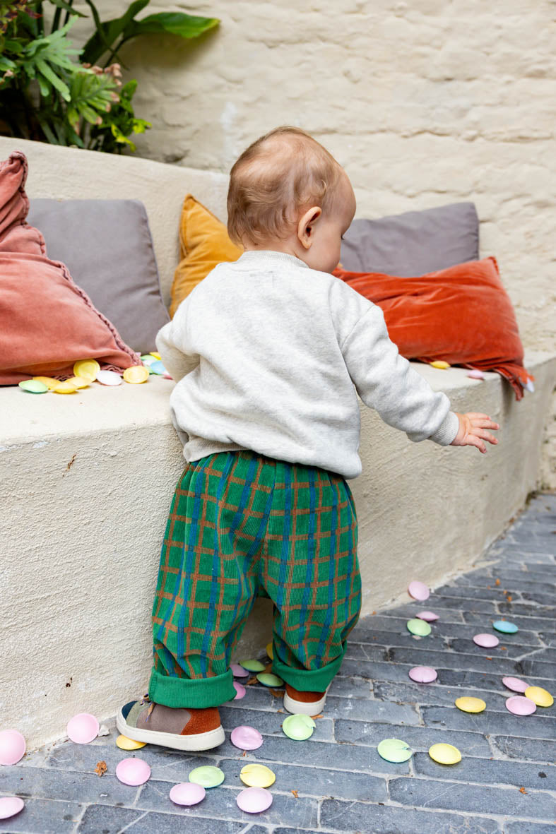 lotie sweater met paard en groen geruite broek voor baby fotoshoot achterzijde