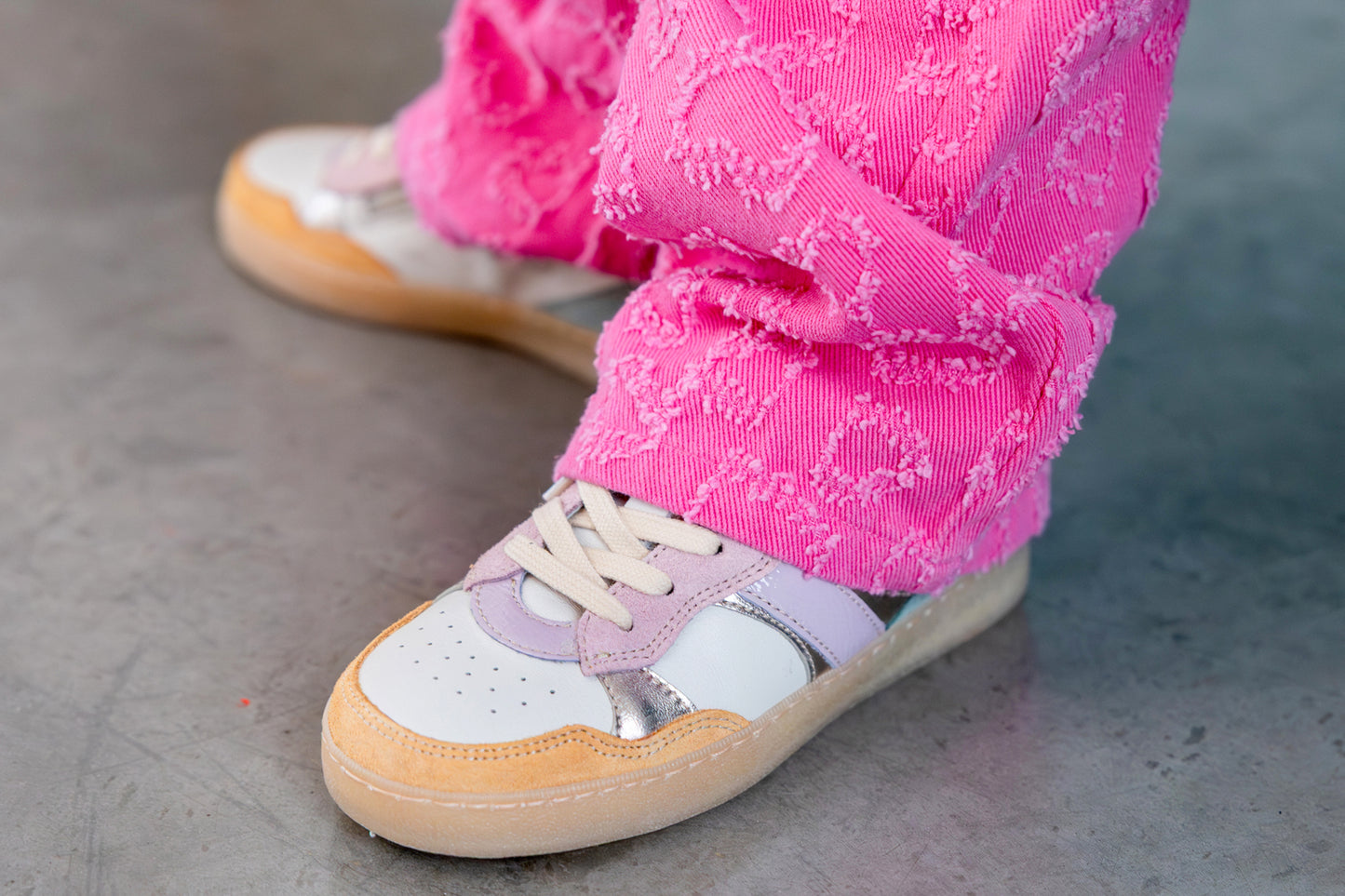 Detail hartjes op roze denim broek