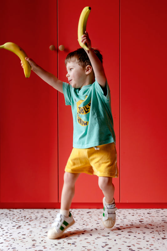 Kind draagt Banana t-shirt
