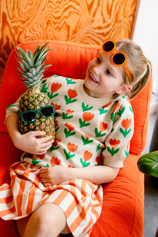 Meisje draagt oranje gestreept rokje van Compañia Fantástica