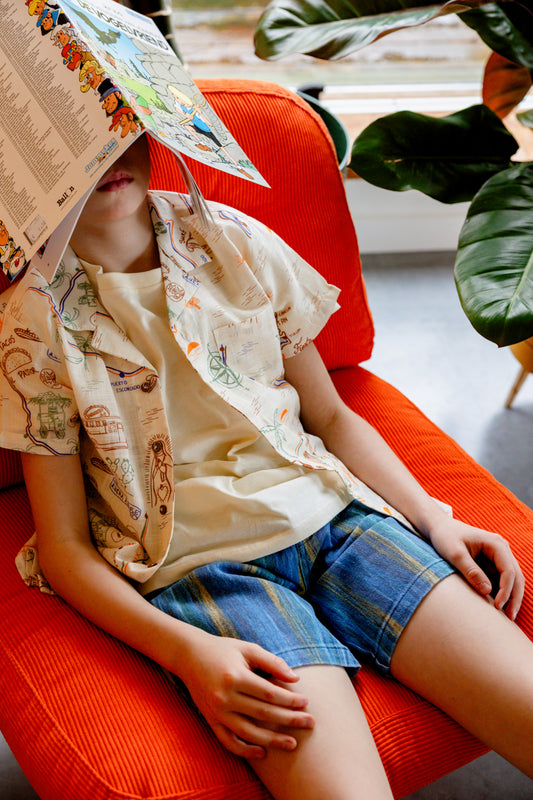 Jongen draagt gestreepte denim short
