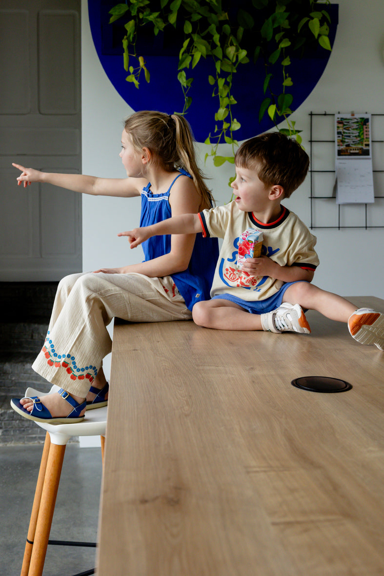 Sfeerbeeld wijde broek met appel print
