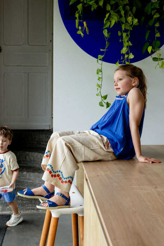 Kind draagt Apple Flower wijde broek

