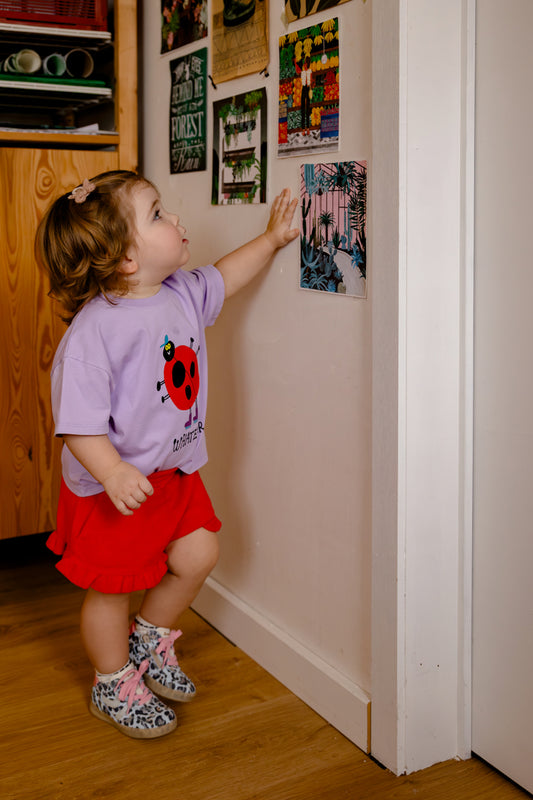 Meisje draagt towel short Grenadine
