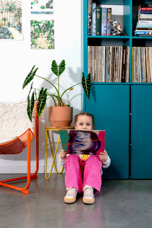 Meisje draagt roze jeans met hartjesprint
