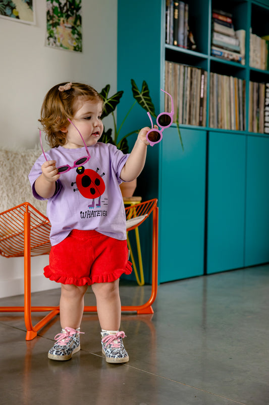 Meisje draagt lila t-shirt met lieveheersbeestje print