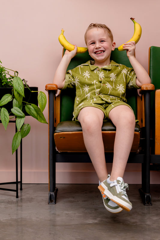 Kind draagt short en hemd met palmbomen Beach Palm