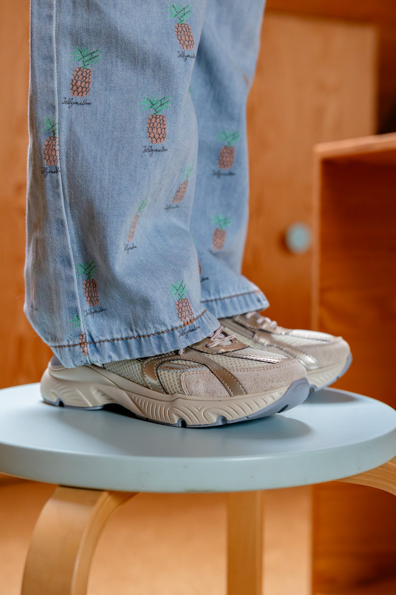 Detail denim broek met ananas

