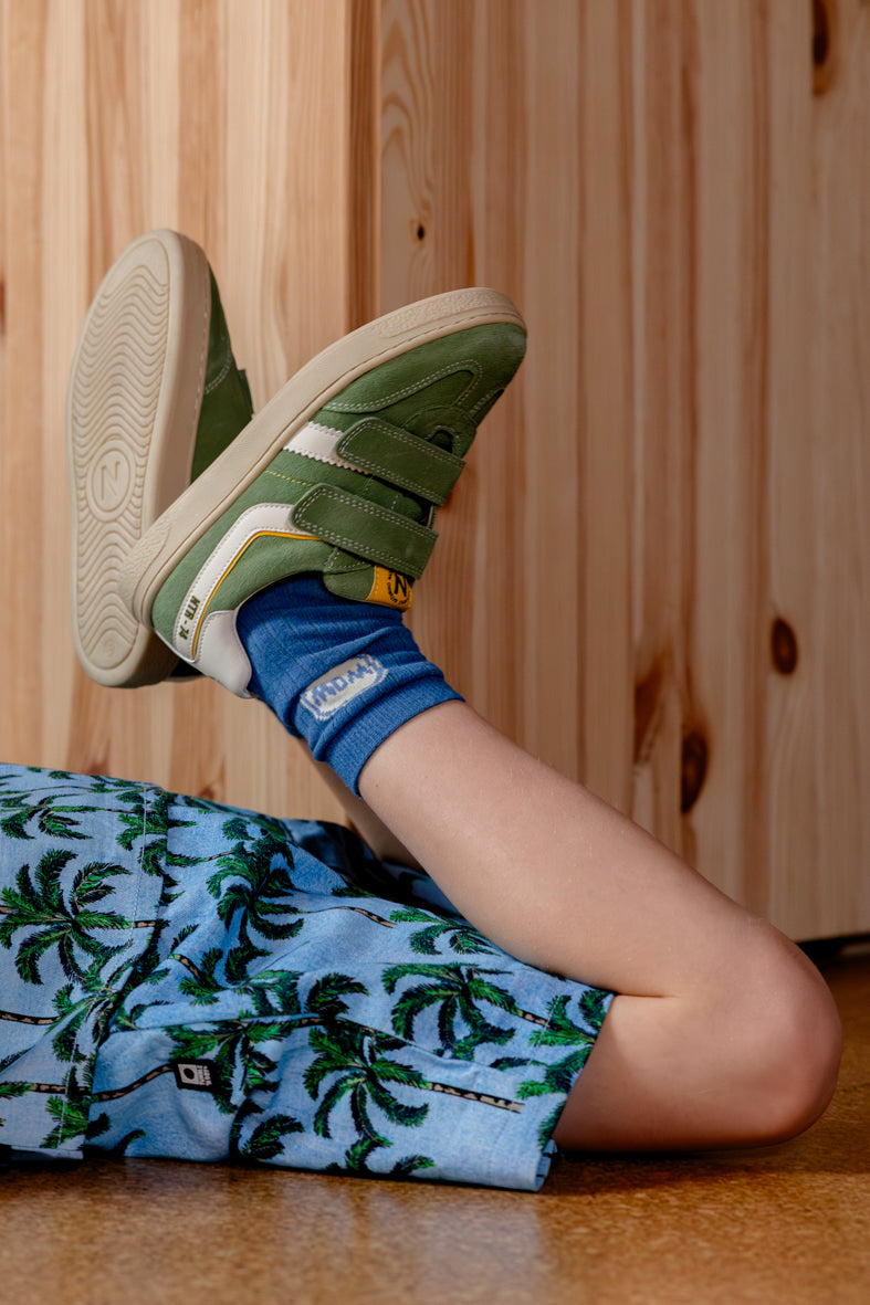 Detail all-over palmboom print op denim
