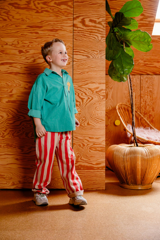 Kind draagt Cat shirt groen Gestreepte en Banana Stripe broek
