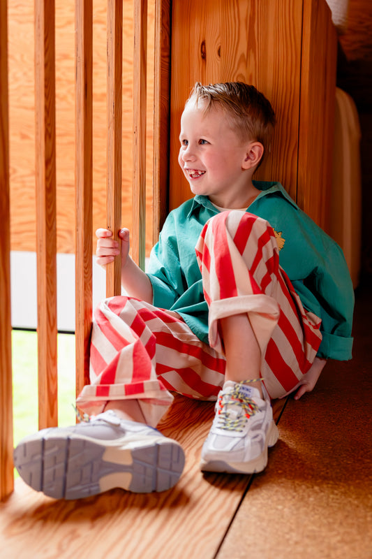 Kind draagt Banana Stripe broek
