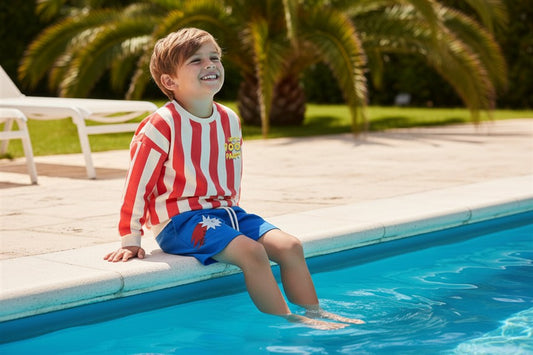Jongen draagt rood gestreepte sweater met Pool Party
