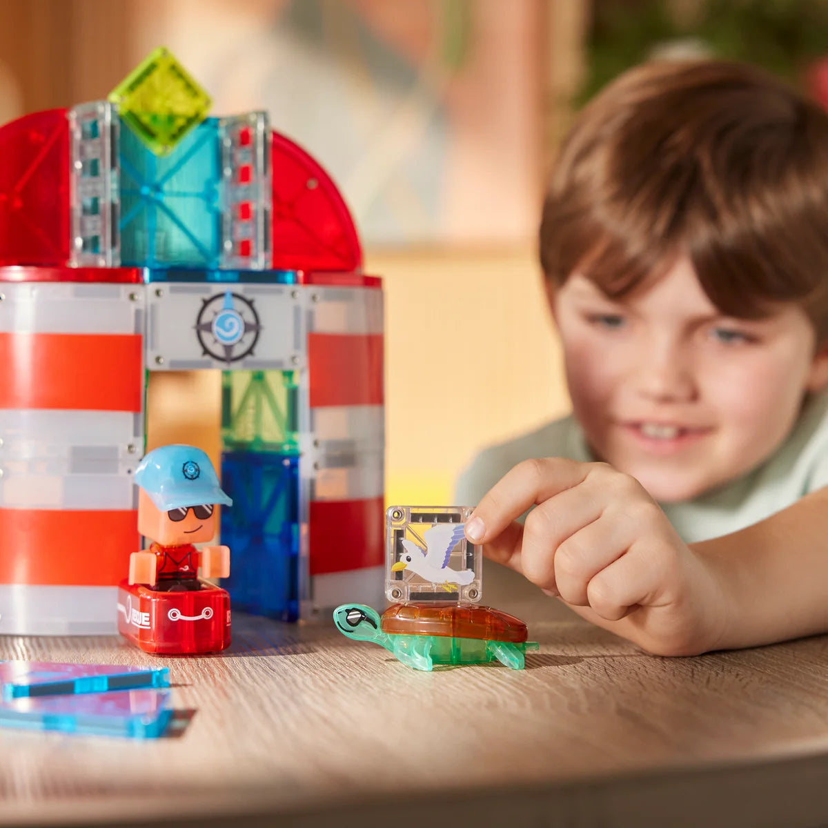 Magnetische bouwset met vuurtoren en reddingsboten.