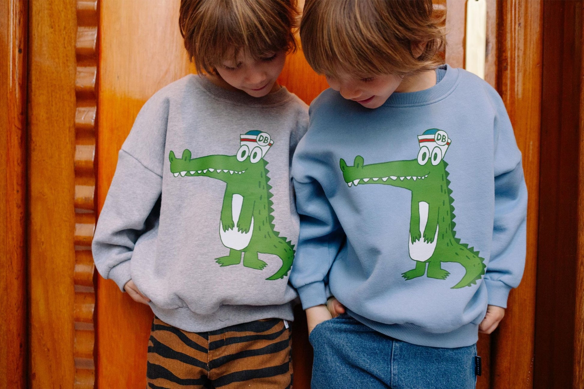 Grijze sweater voor jongens met grappige krokodil op de voorkant.