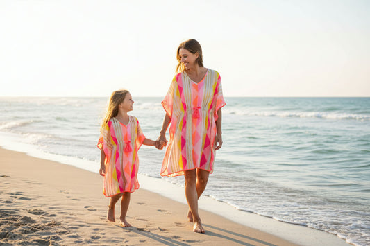 Meisje en mama dragen jurk Lola met kleurrijke print