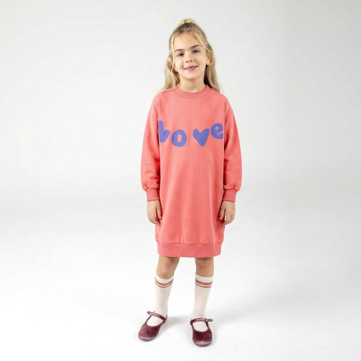 Lange sweater jurk in coral met tekst LOVE.