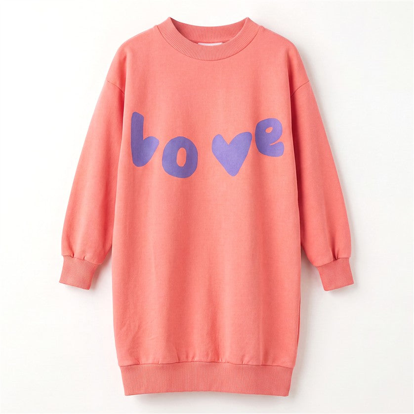 Koraalkleurige sweaterjurk voor meisjes met LOVE opdruk.