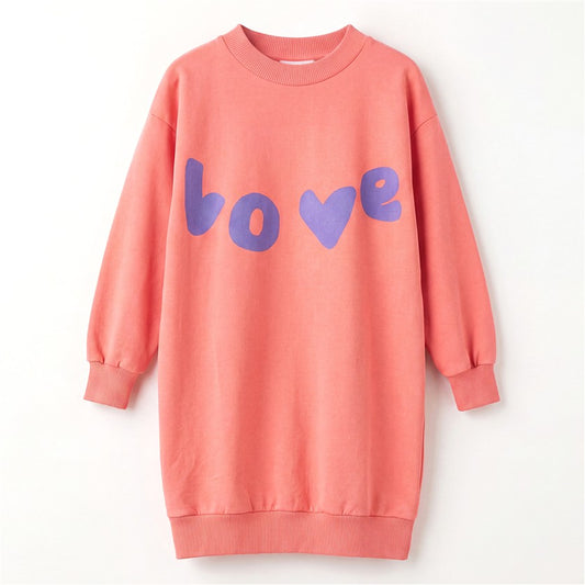 Koraalkleurige sweaterjurk voor meisjes met LOVE opdruk.