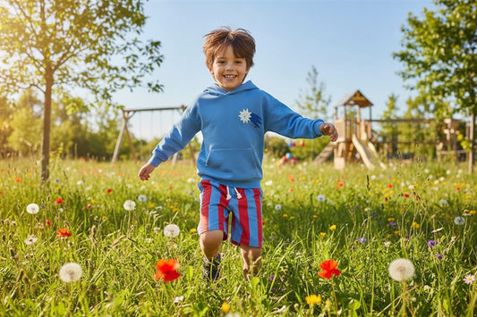 Jongen draagt blauwe hoodie met Lucky Star
