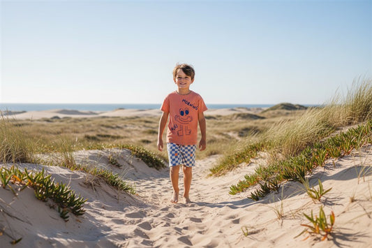 Jongen draagt oranje t-shirt met Morning Hugs print