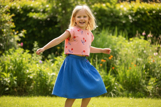 Meisje draagt roze crop top met kersen
