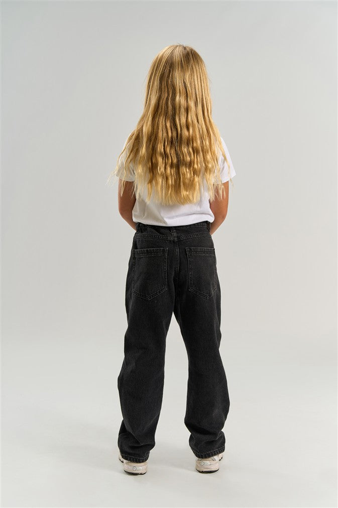 Achterzijde van de medium grijze baggy jeans met achterzakken en denim details.