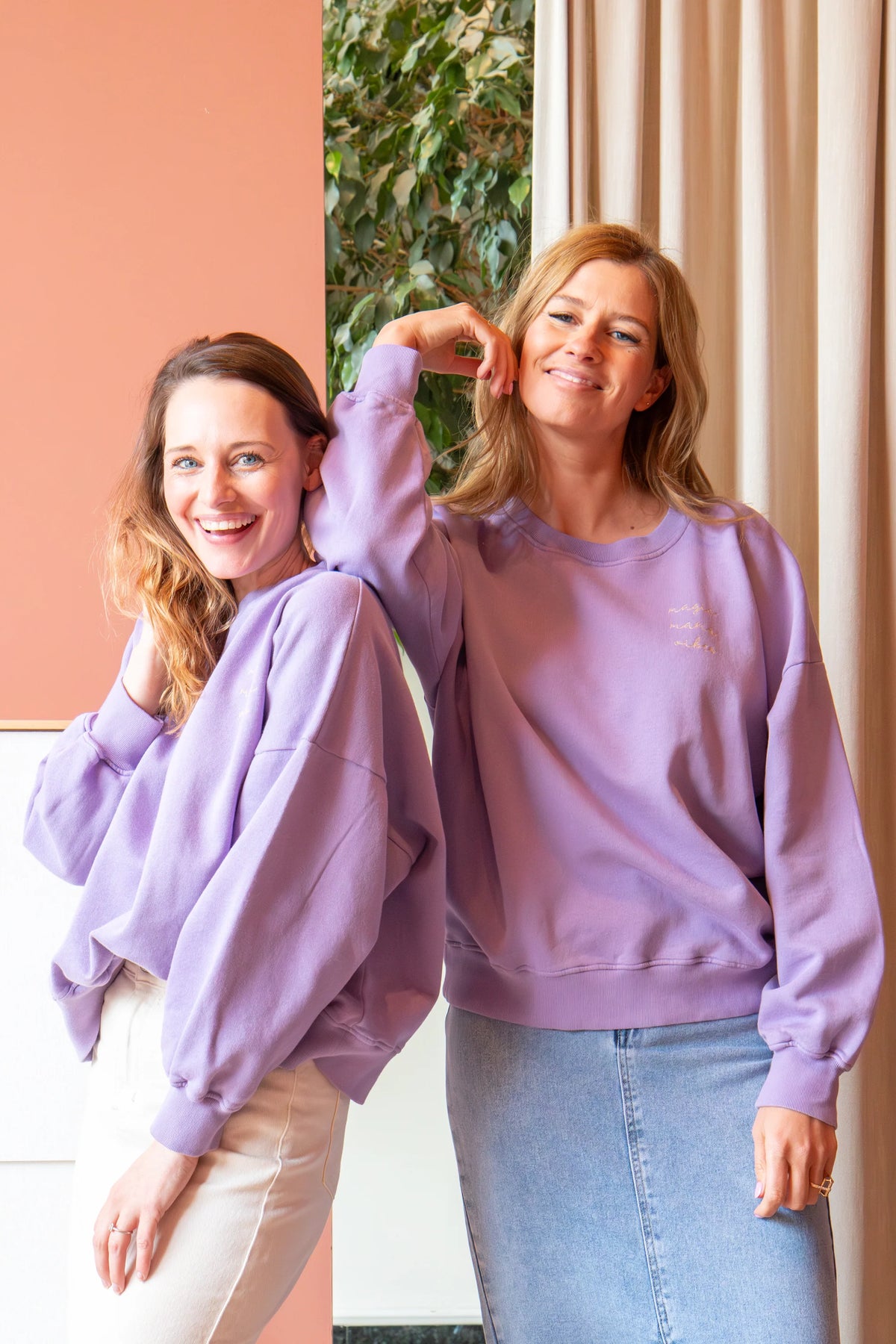 Paarse sweater met Magic Mama Vibes.