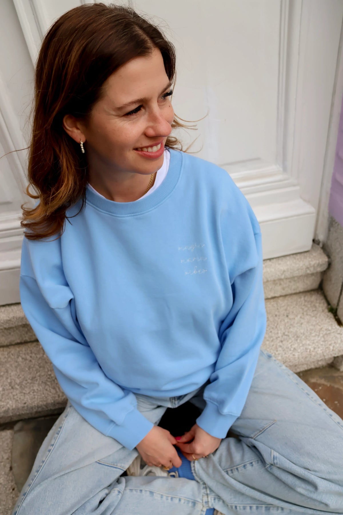 Lichtblauwe dames sweater met borduring.