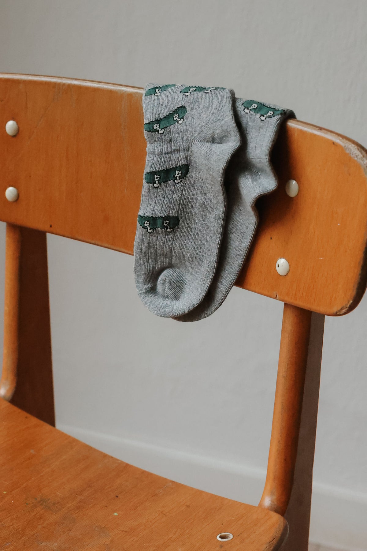 Grijze bamboesokken met skateboardprint.