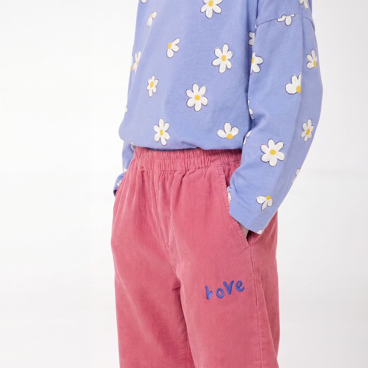 Roze ribfluwelen kinderbroek met geborduurd LOVE detail.