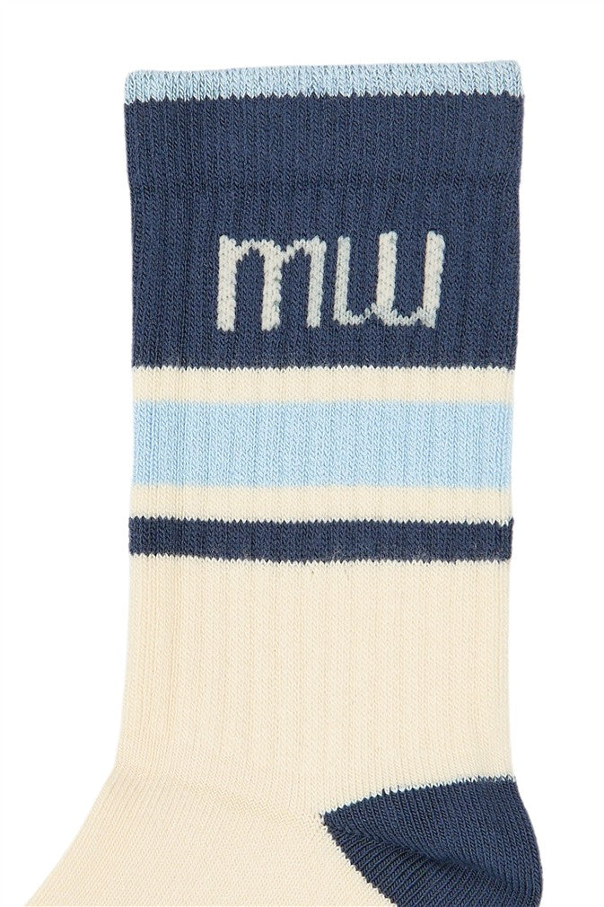 Witte bamboesokken met blauwe rand.