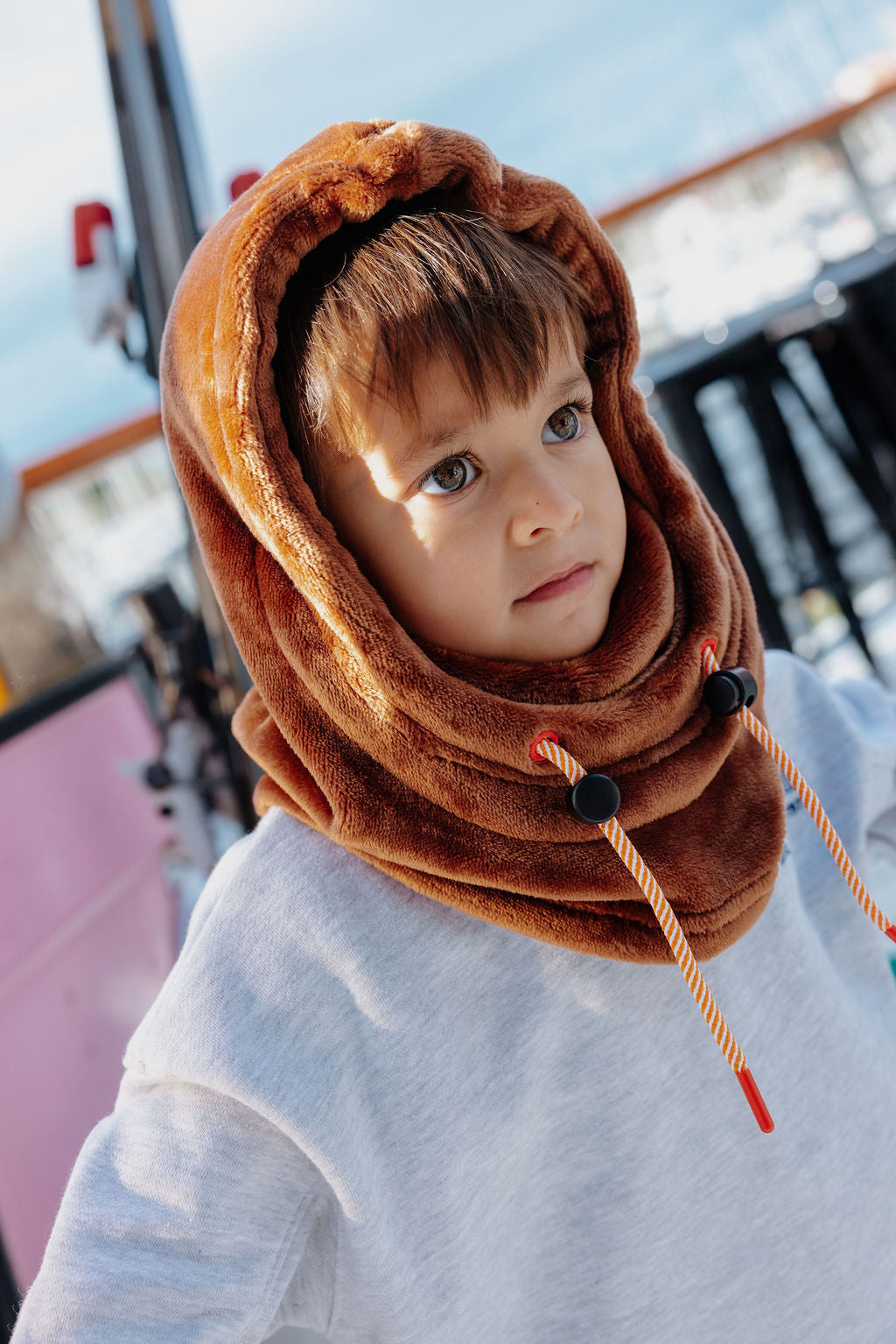 Zachte fleece wintermuts voor kinderen in warme bruine kleur.