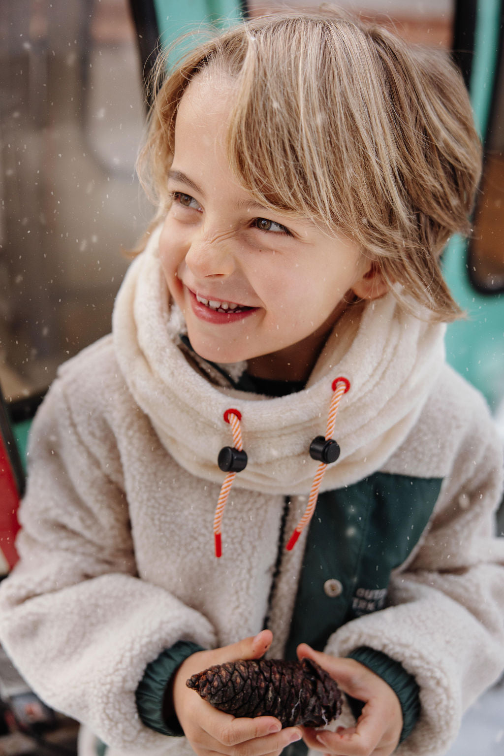 Crèmekleurige kinderbalaclava voor koude winterdagen