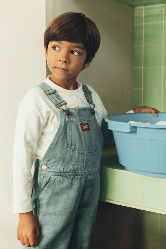 Jongens salopette met stoere afgewassen uitstraling.