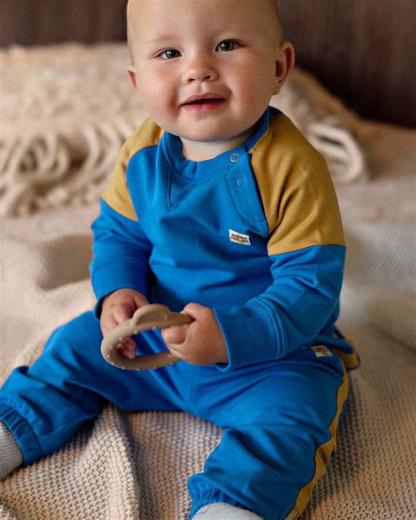 Sportief broekje voor baby’s in koningsblauw en okergeel en bijpassende sweater