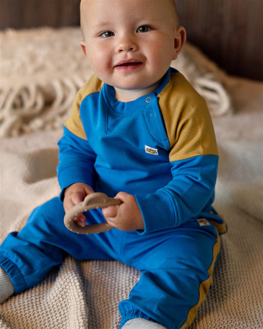 Sportief broekje voor baby’s in koningsblauw en okergeel en bijpassende sweater