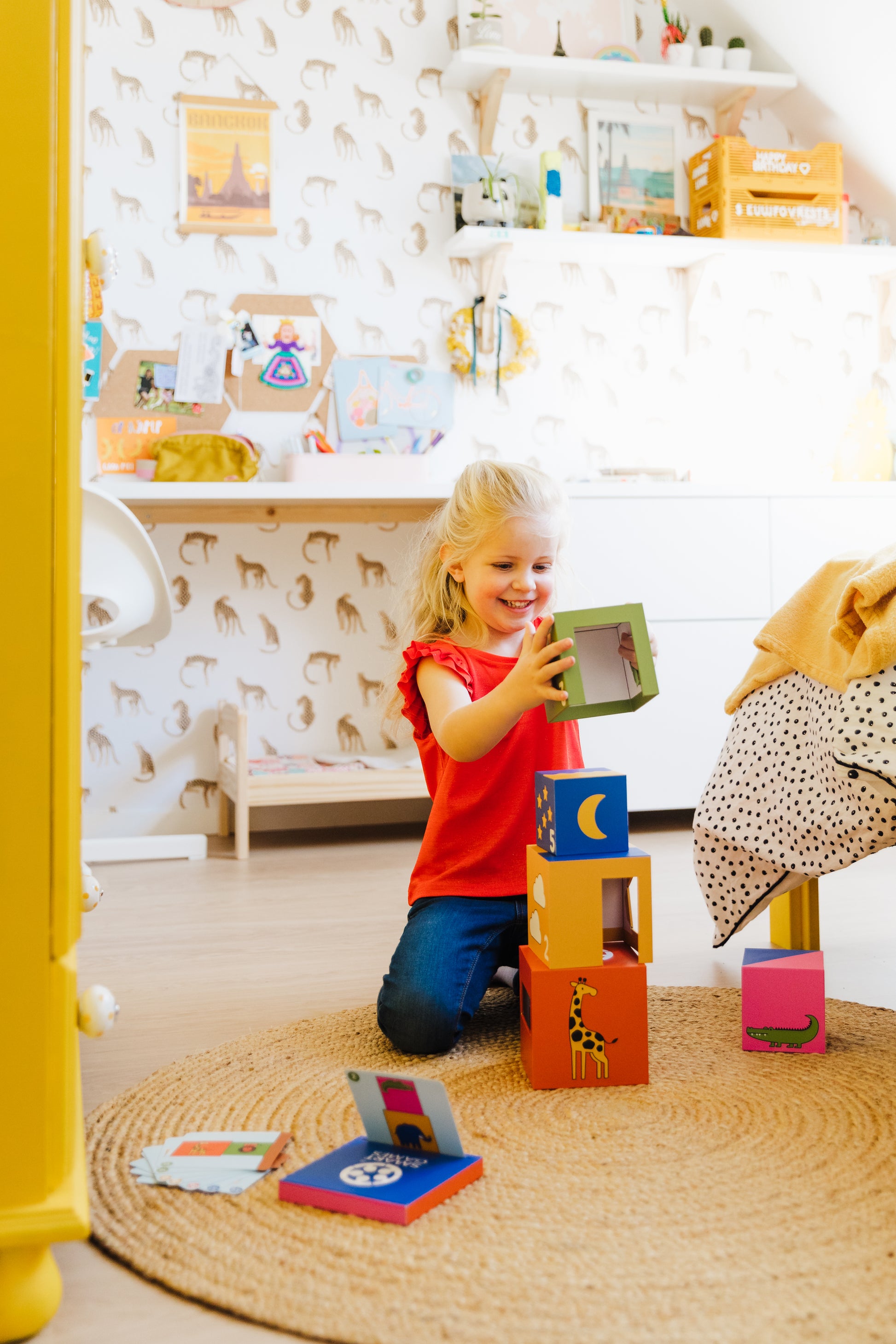 meisje speelt met peek a zoo