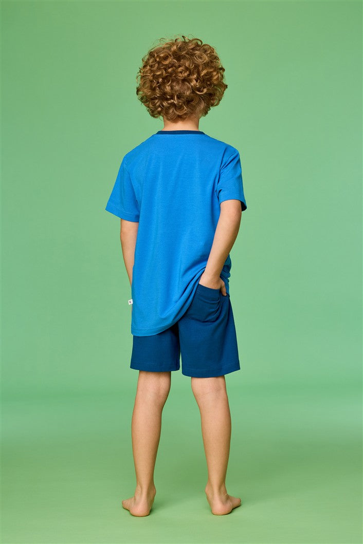 Achterkant blauwe pyjama met giraf
