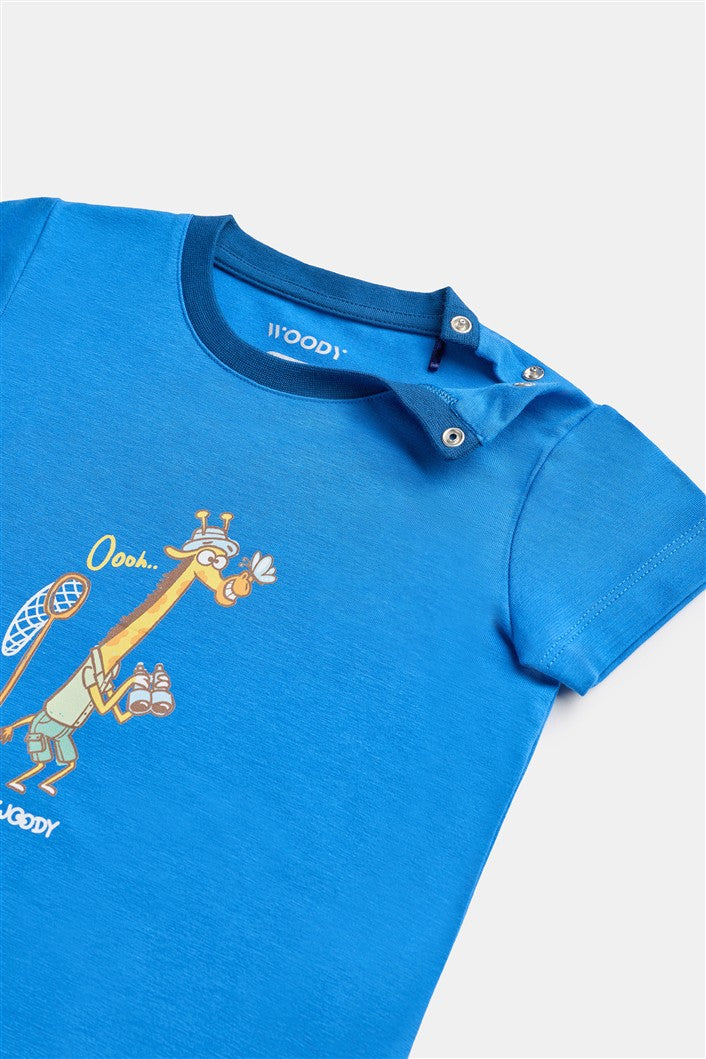 Detail giraf opdruk en drukknopen op blauwe pyjama
