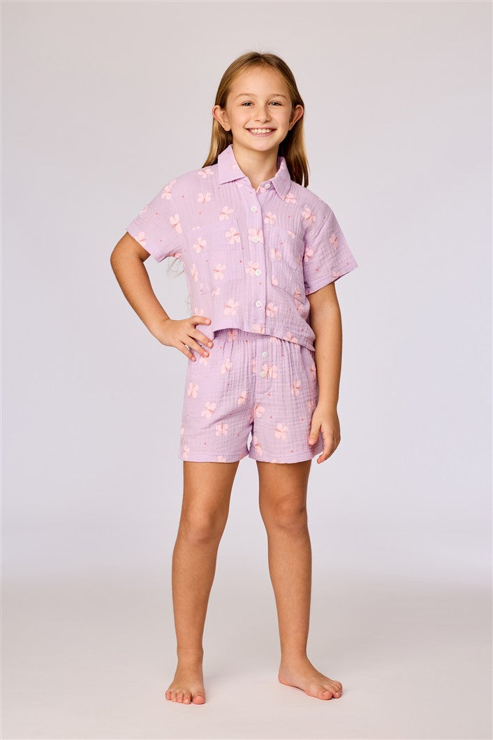 Meisje draagt lila pyjama met vlinderprint