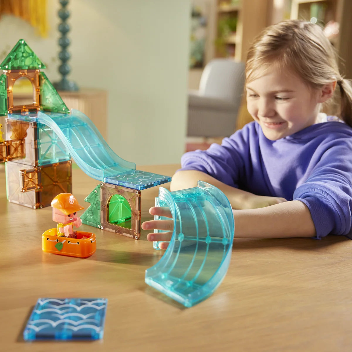 MAGNA-TILES Raging Rapids met bruggen en stroomversnellingen.