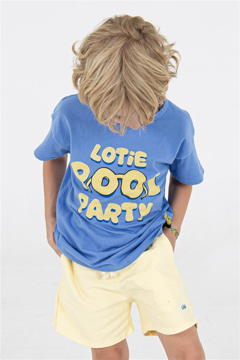Detail Pool Party opdruk op blauw t-shirt