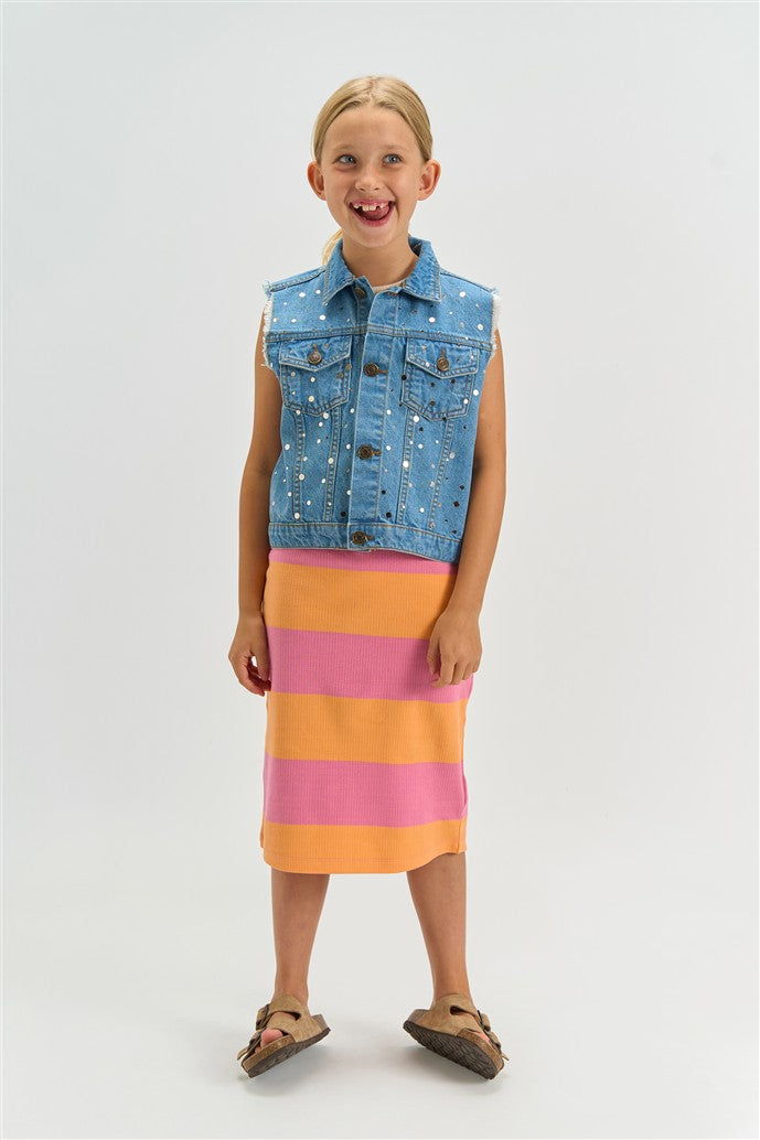 meisje draagt denim vest romina van the new