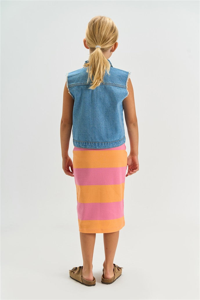 achterzijde model met denim vest romina